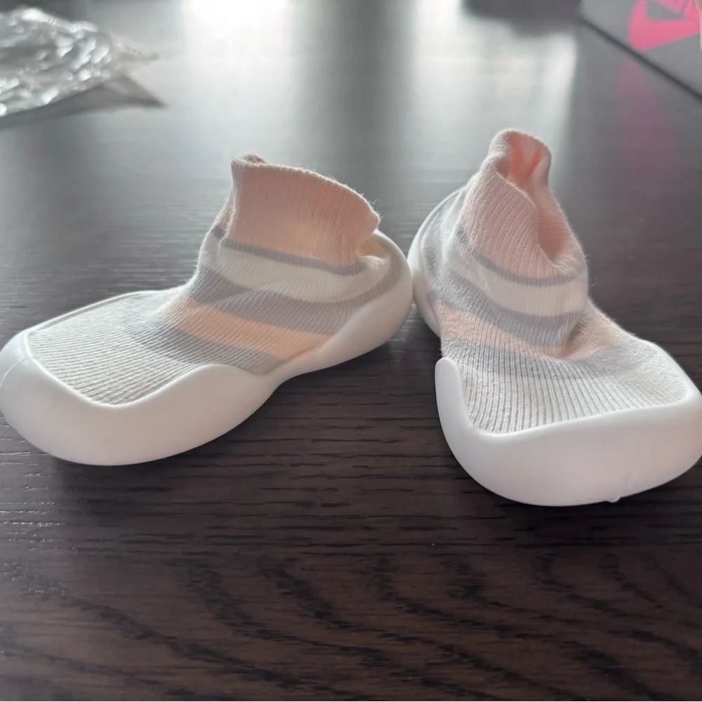 Tiny Explorings Size 6-12 Months Brand New Soft Pink and Gray Kids Sock Shoes
